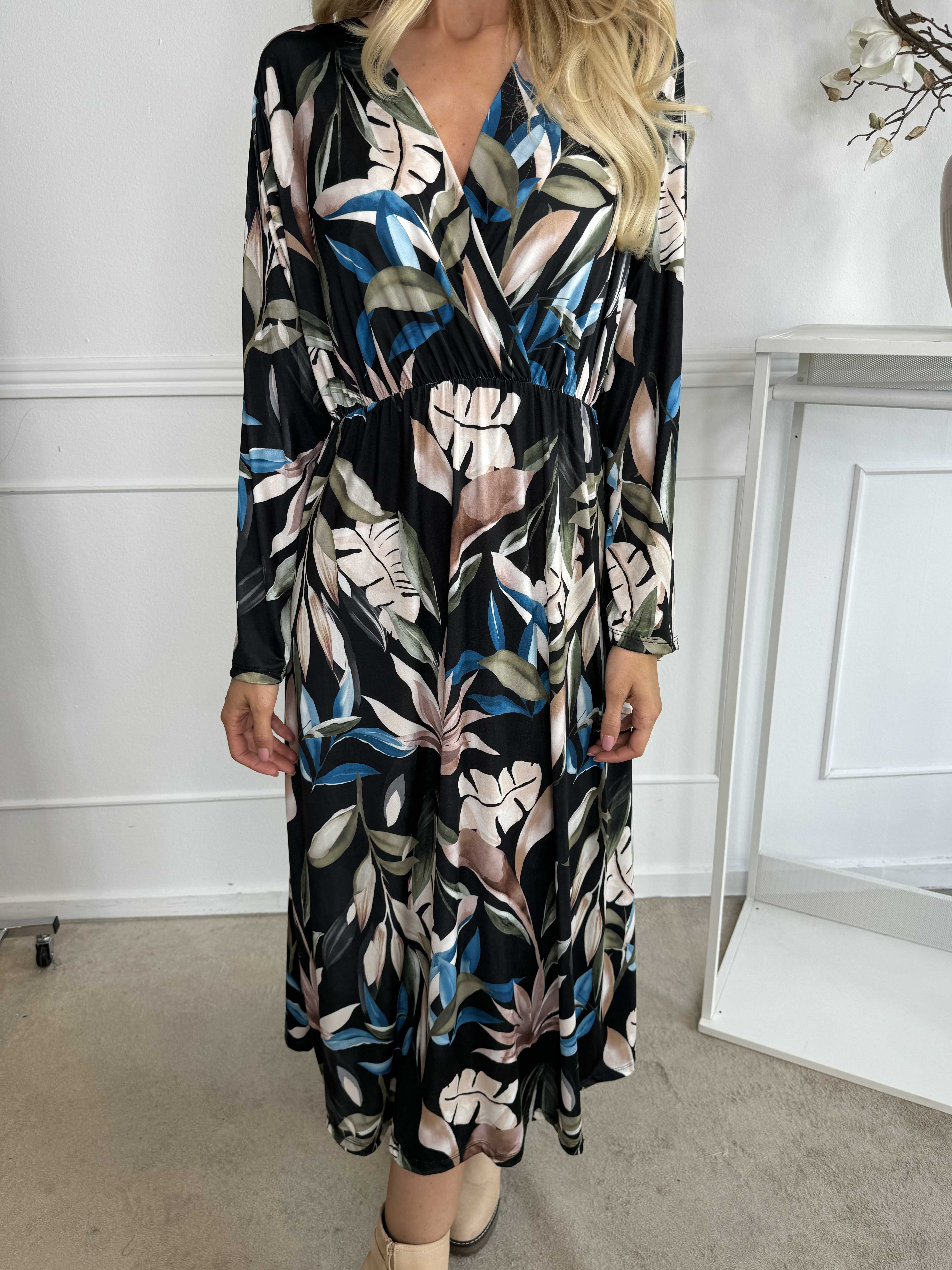 Nelly Leaf - Elastisk kjole med farvet bladmotiver